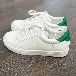 Never worn - J Crew Kids White Sneakers
Size 1